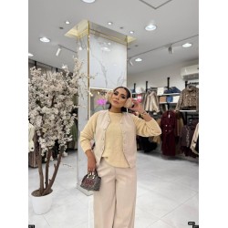 ڤيست من الجلد مزين بأزرار معدنية أنيقة ڤيست من الجلد مزين بأزرار معدنية أنيقة