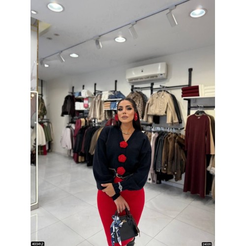 بلوفر تريكو بأزرار على شكل ورود بلوفر تريكو بأزرار على شكل ورود