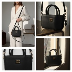 حقيبة صغيرة مستطيلة سوداء منظمة بمقابض علوية حقيبة صغيرة مستطيلة سوداء منظمة بمقابض علوية