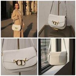 حقيبة كتف أنيقة بقفل ذهبي بشعار حقيبة كتف أنيقة بقفل ذهبي بشعار